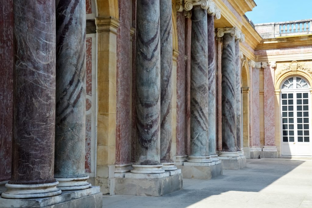 columnas de marmol travertino